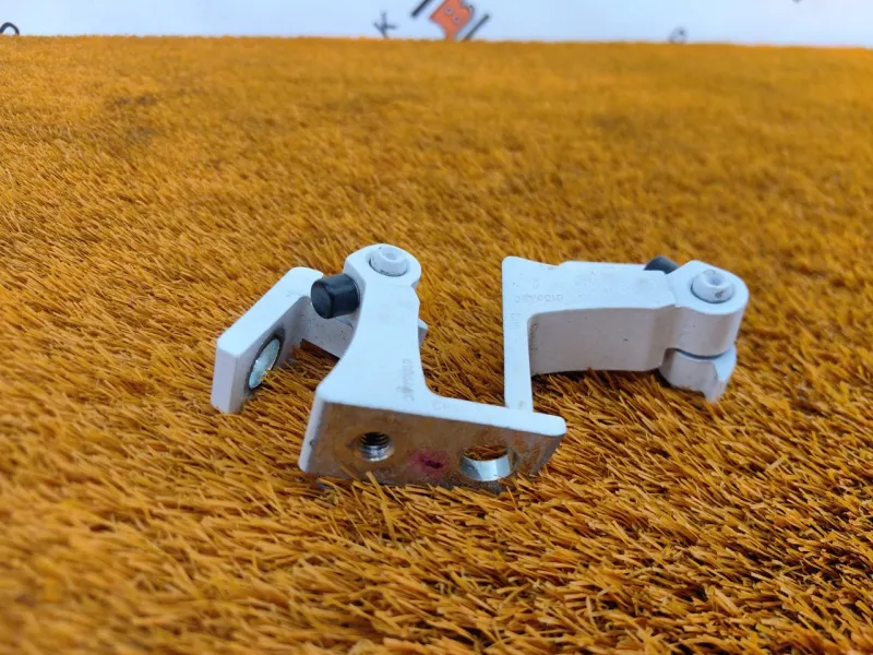 Петля двери