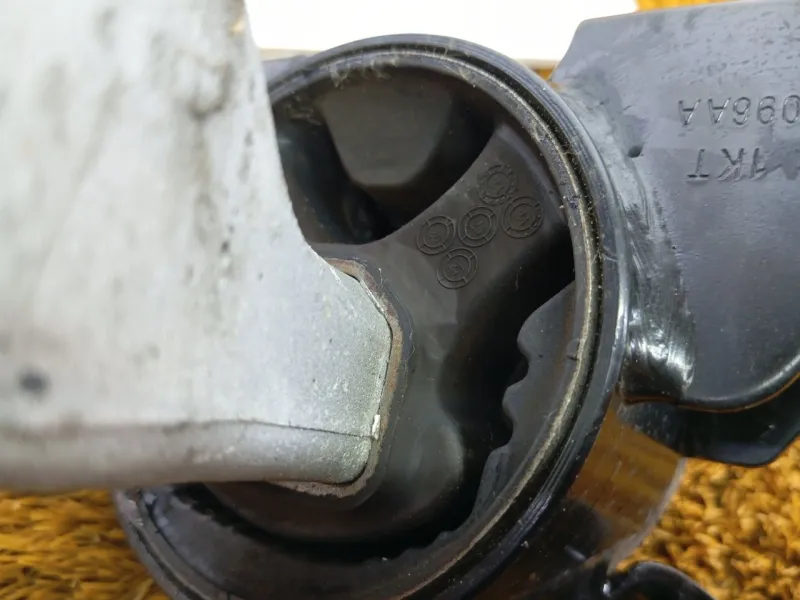 Подушка двигателя