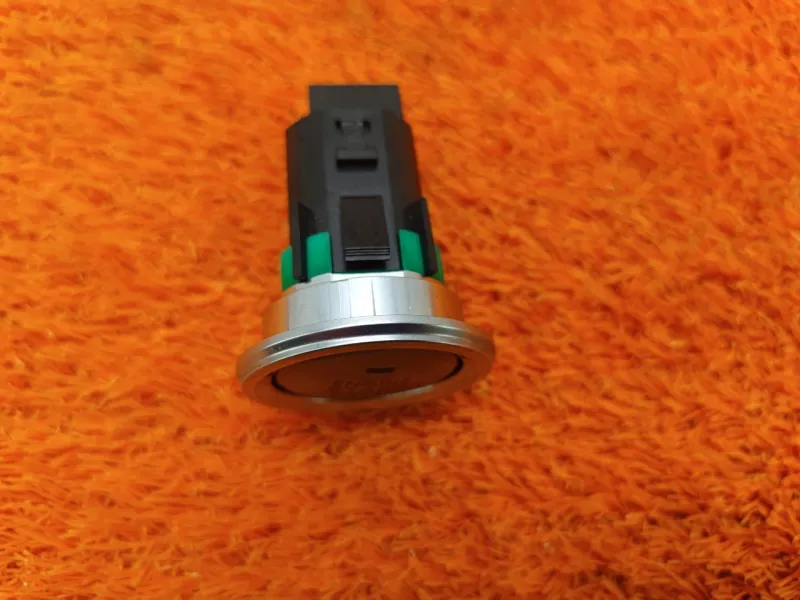 Кнопка запуска двигателя