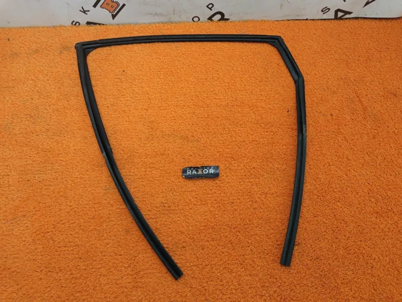 Уплотнитель стекла двери