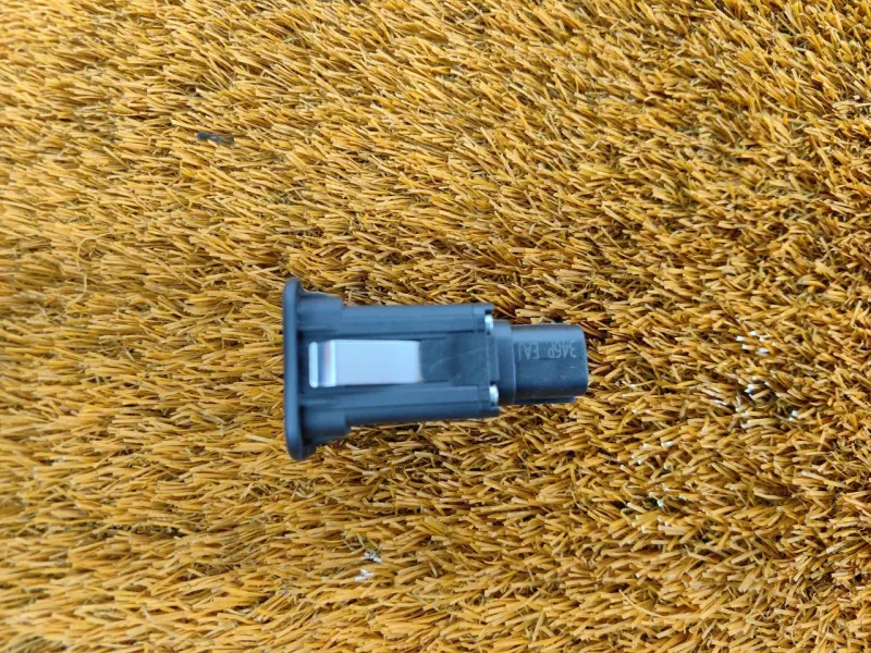 Кнопка открывания багажника