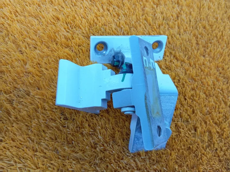 Петля двери