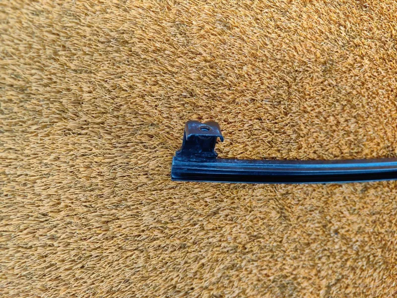 Направляющая стекла двери