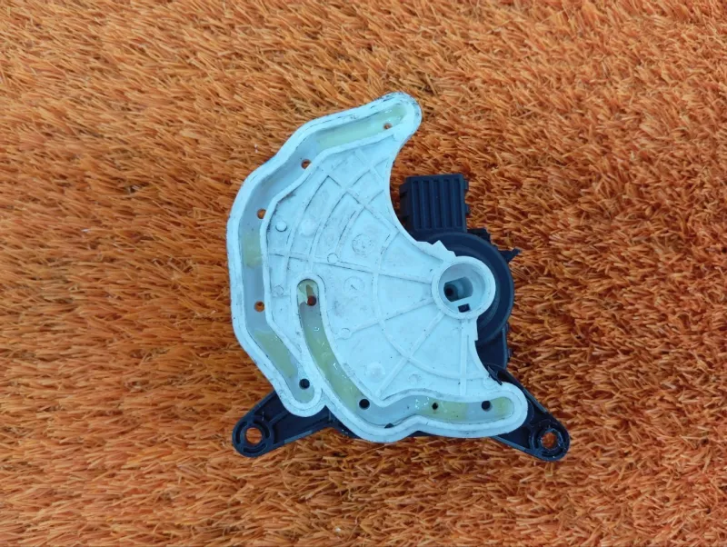 Сервопривод заслонок печки