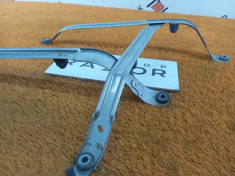 Крепление топливного бака