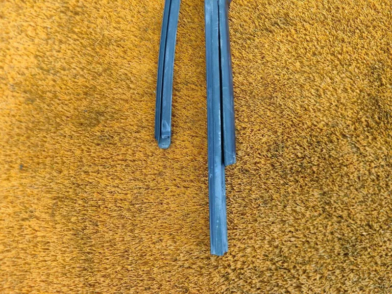 Уплотнитель стекла двери