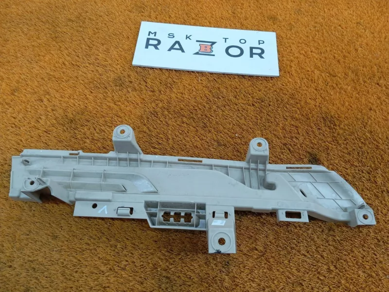 Направляющая шторки багажника