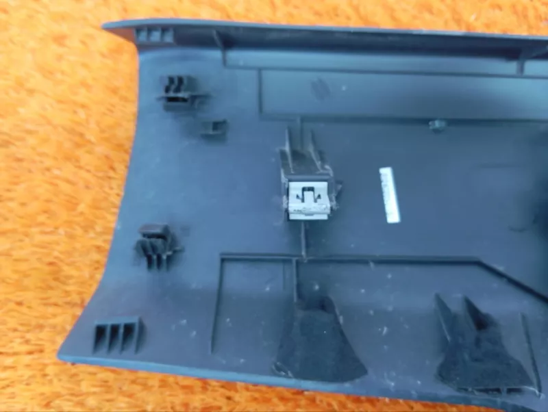 Обшивка двери багажника