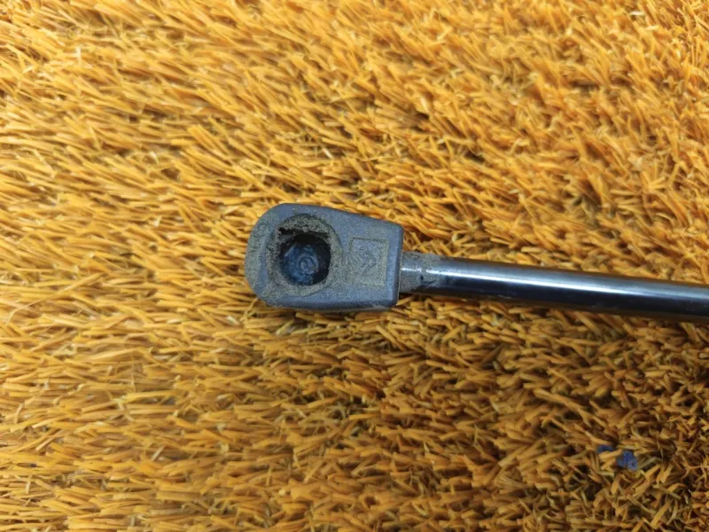 Амортизатор багажника