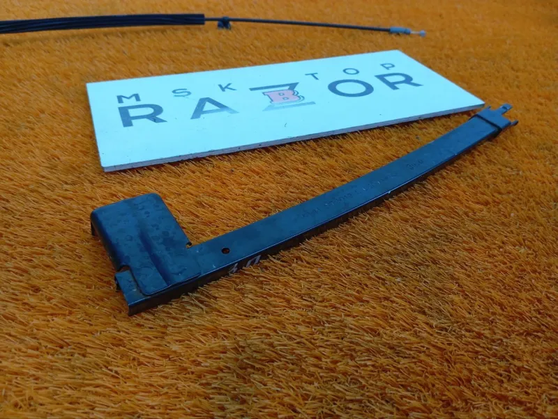 Направляющая стекла двери