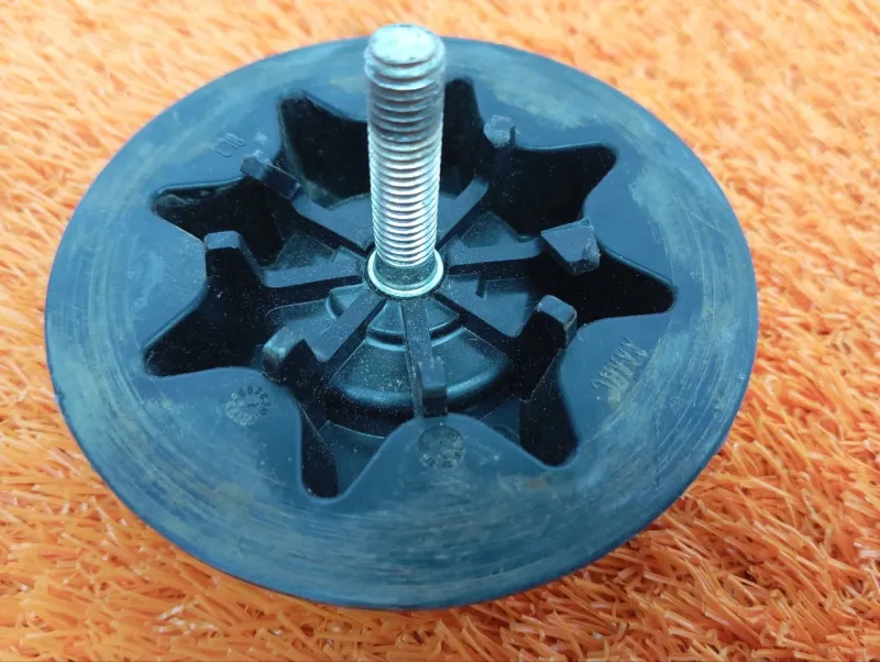 Болт крепления запасного колеса