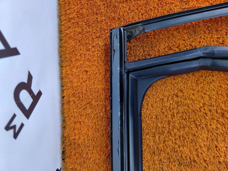 Уплотнитель стекла двери