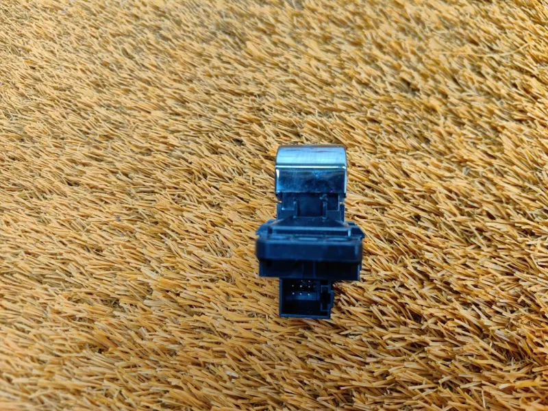 Кнопка складывания сиденья