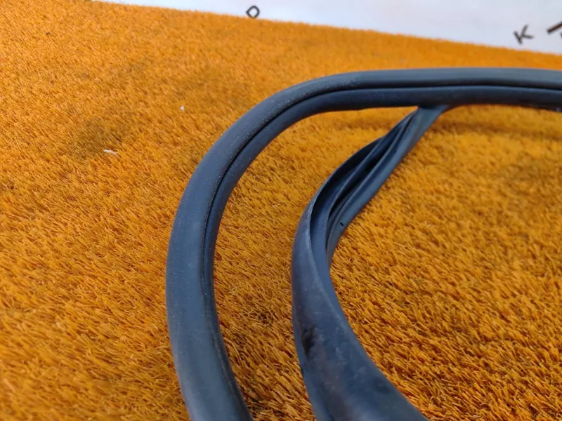 Уплотнитель проема двери