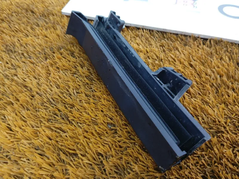 Направляющая стекла двери