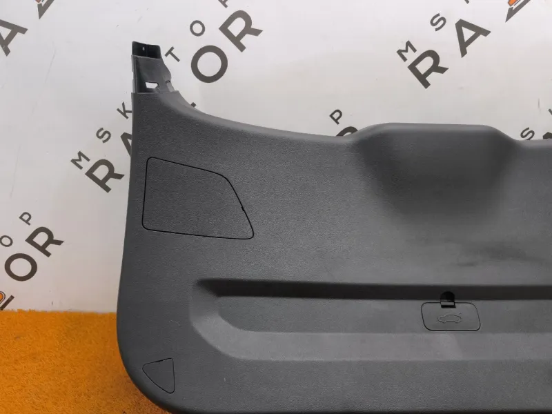 Обшивка двери багажника