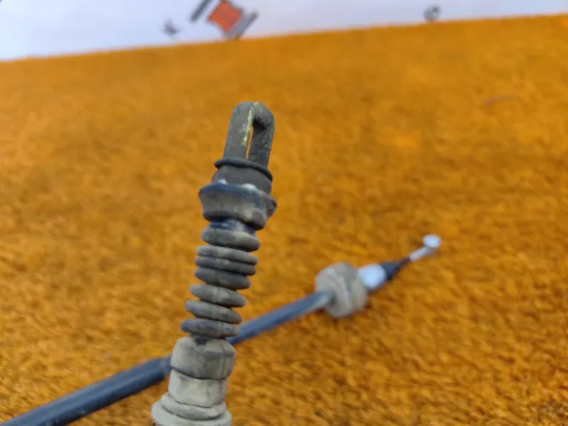 Трос стояночного тормоза