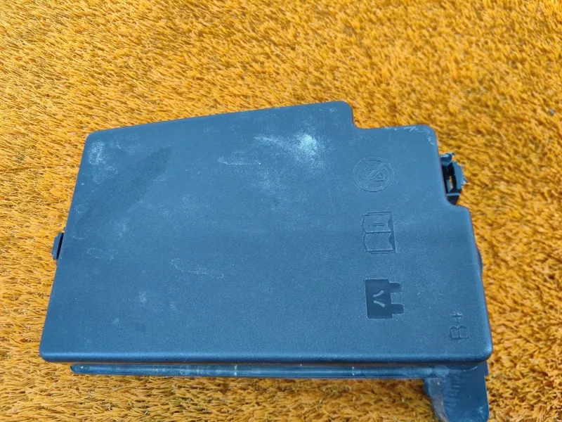 Крышка блока предохранителей