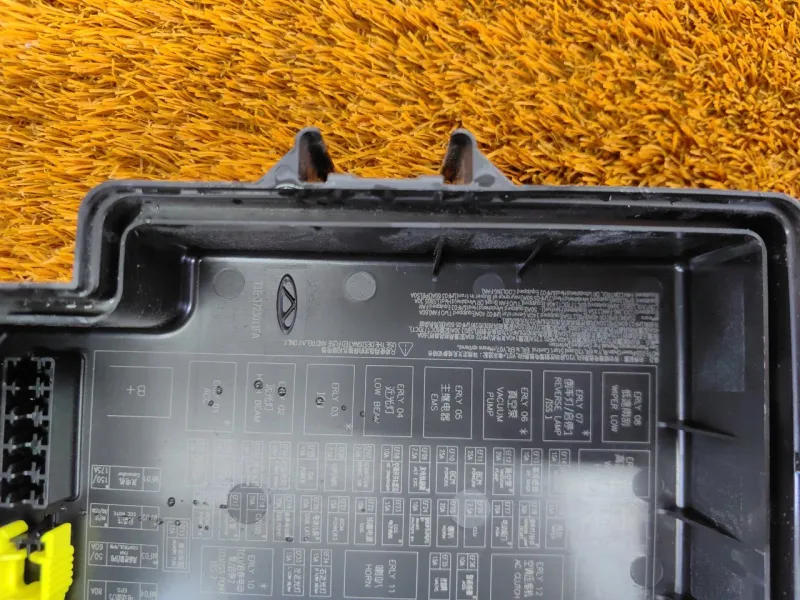 Крышка блока предохранителей