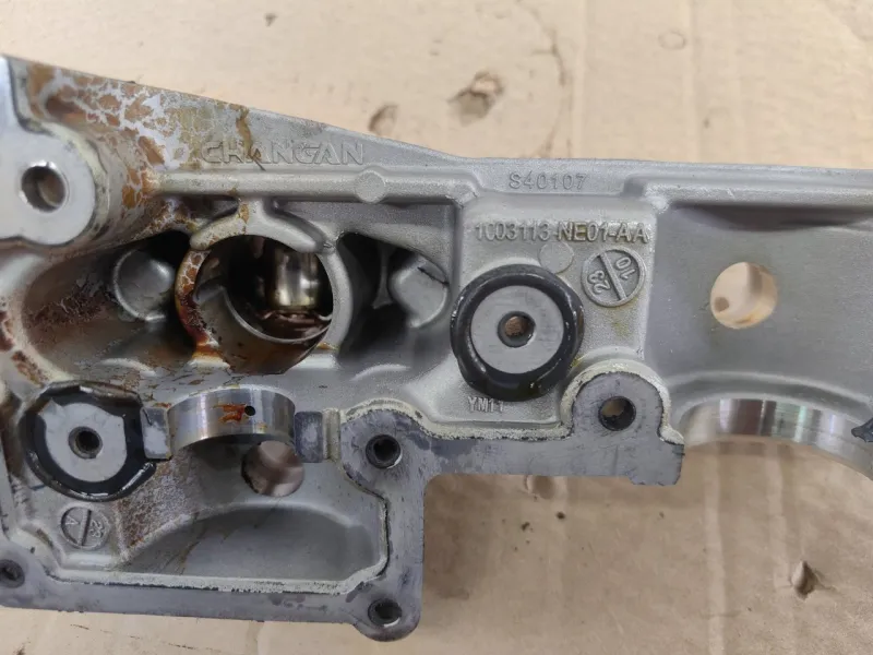 Крышка двигателя передняя