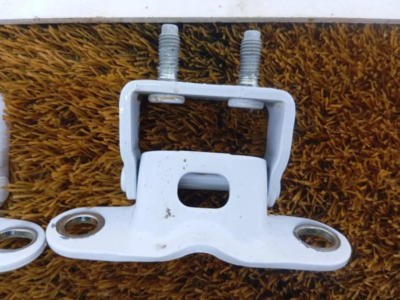 Петля двери багажника