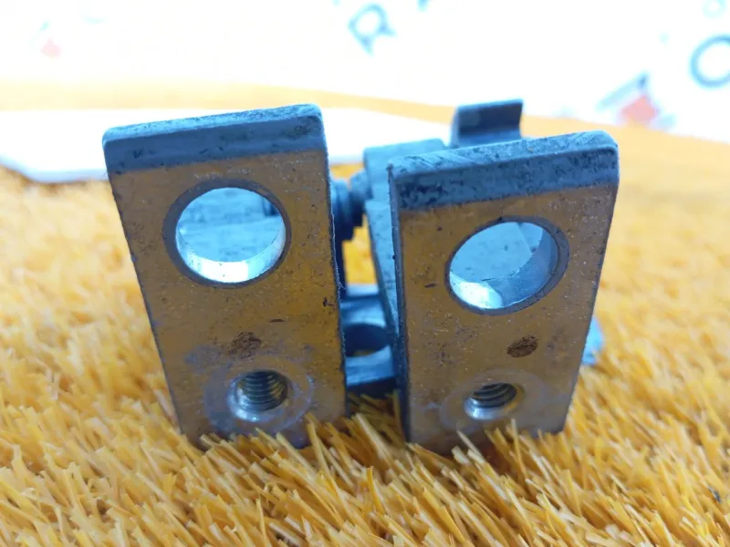 Петля двери