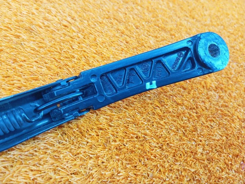 поводок стеклоочистителя