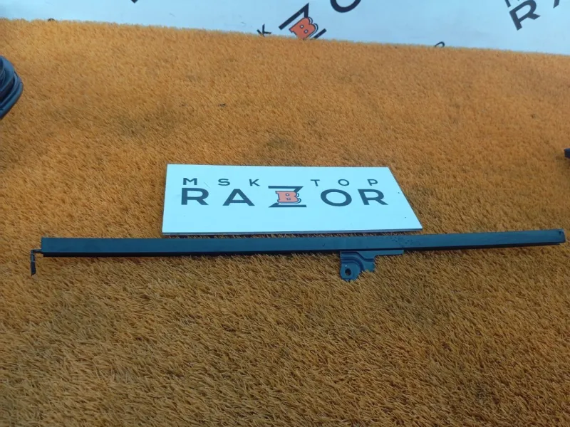 Направляющая стекла двери