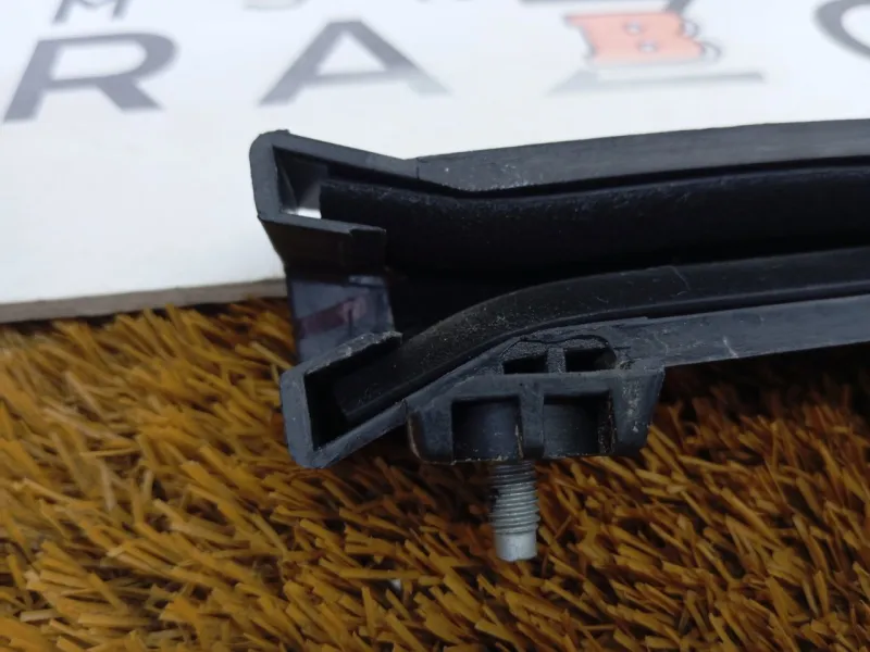 Направляющая стекла двери