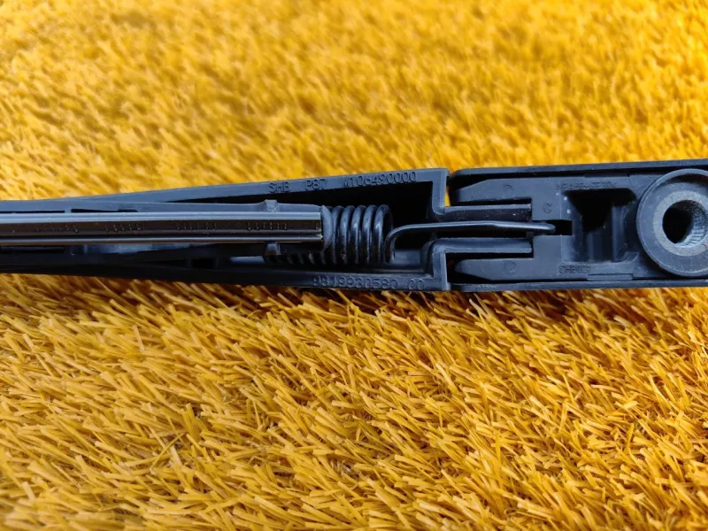 Поводок стеклоочистителя багажника