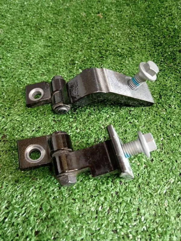 Петля двери