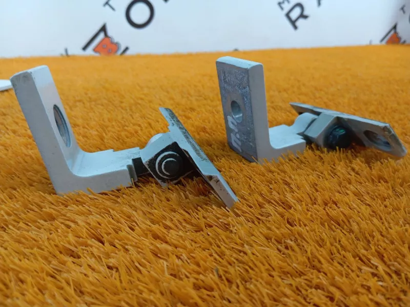 Петля двери