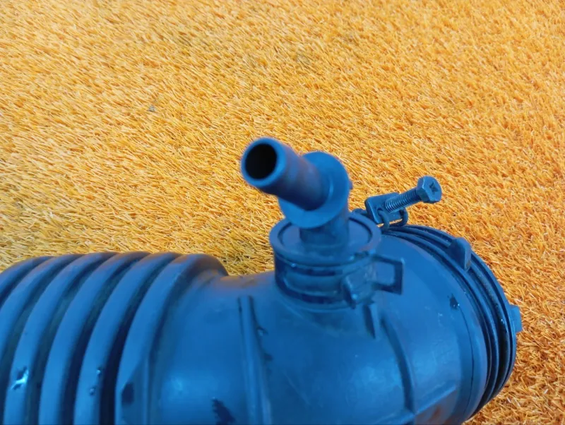 Патрубок воздушного фильтра