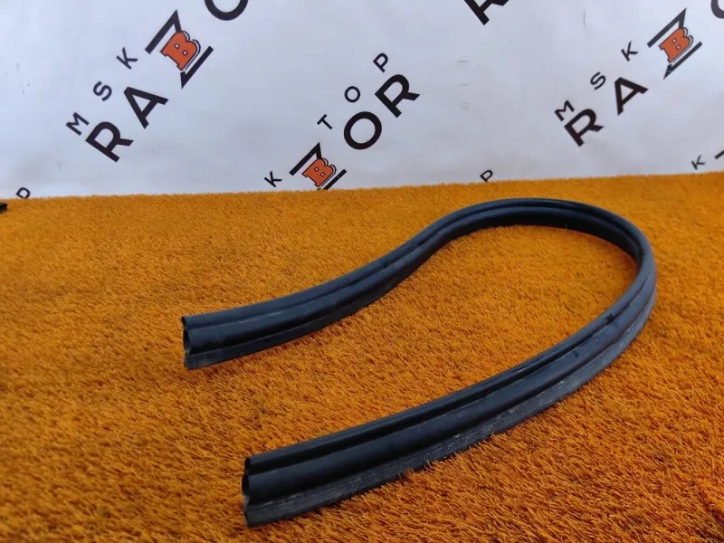 Уплотнитель капота