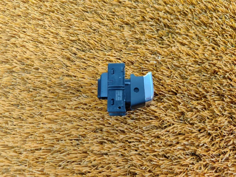 Кнопка открывания багажника