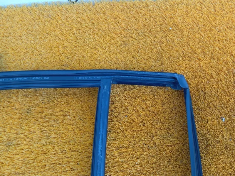 Уплотнитель стекла двери