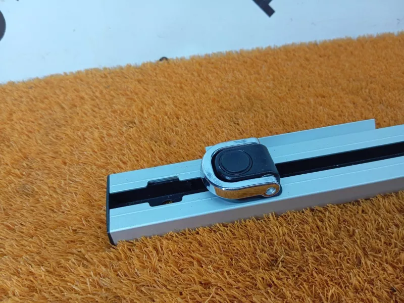 Направляющая шторки багажника