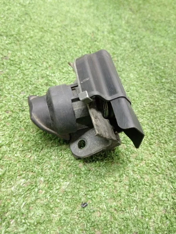 Личинка замка багажника