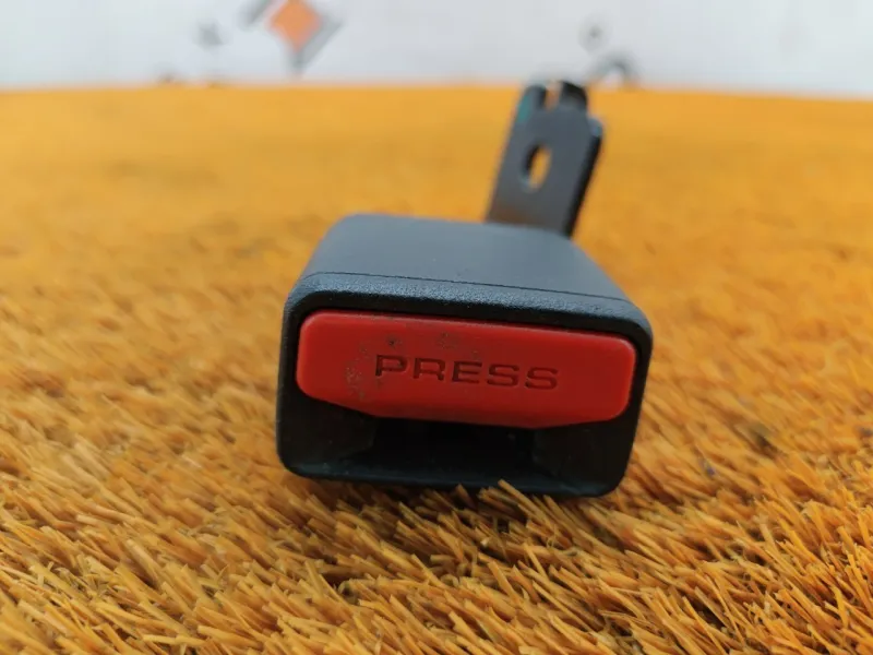 Ответная часть ремня безопасности