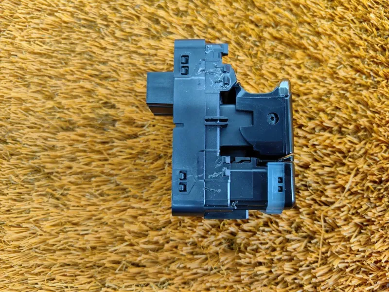 Кнопка стояночного тормоза