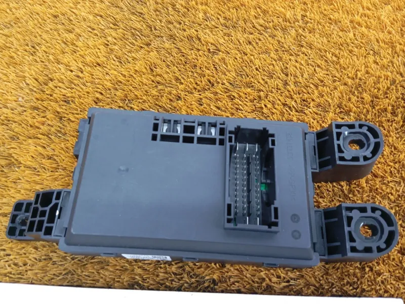 Блок предохранителей салонный