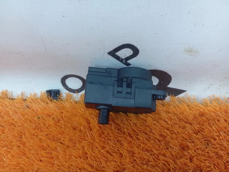 Сервопривод заслонок печки