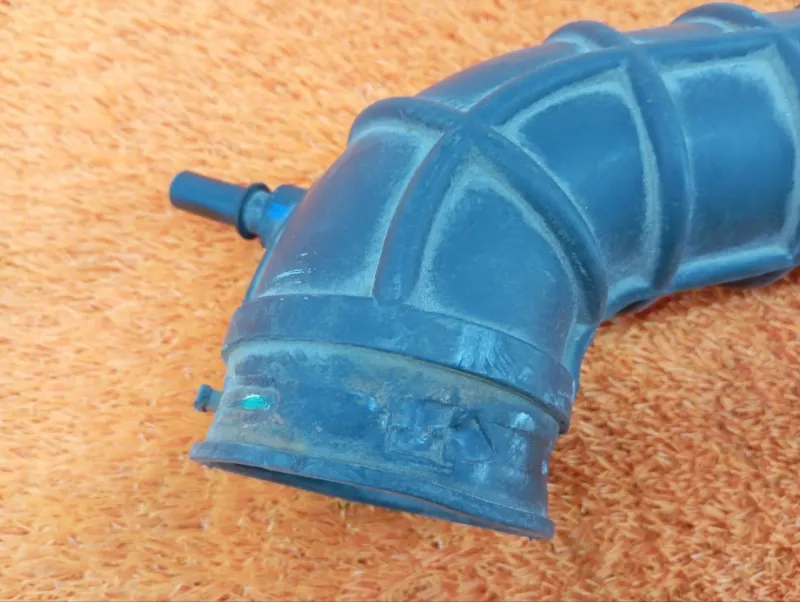 Патрубок воздушного фильтра