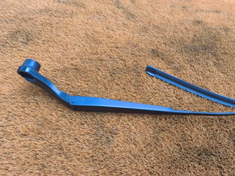 Поводок стеклоочистителя лобового стекла