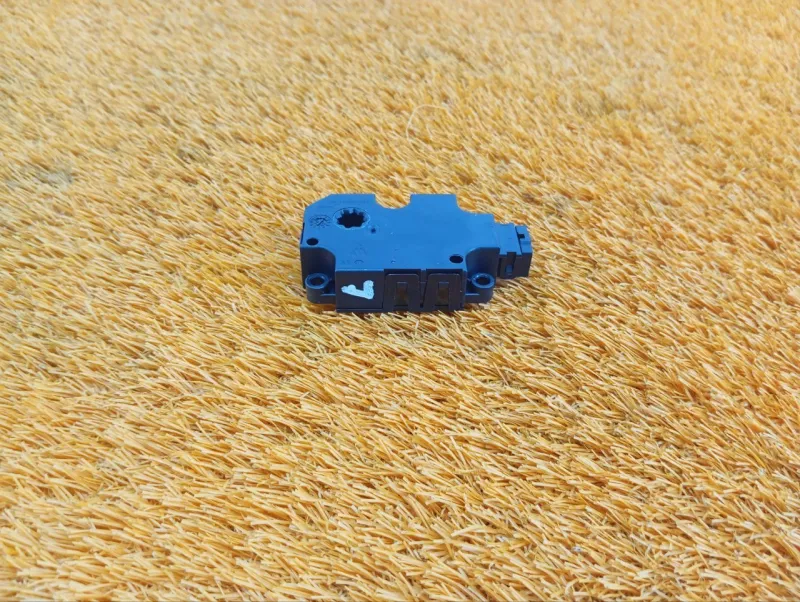 Сервопривод заслонок печки