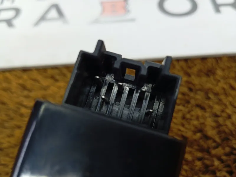 Кнопка стеклоподъемника