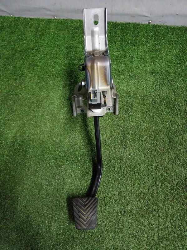 Педаль тормоза