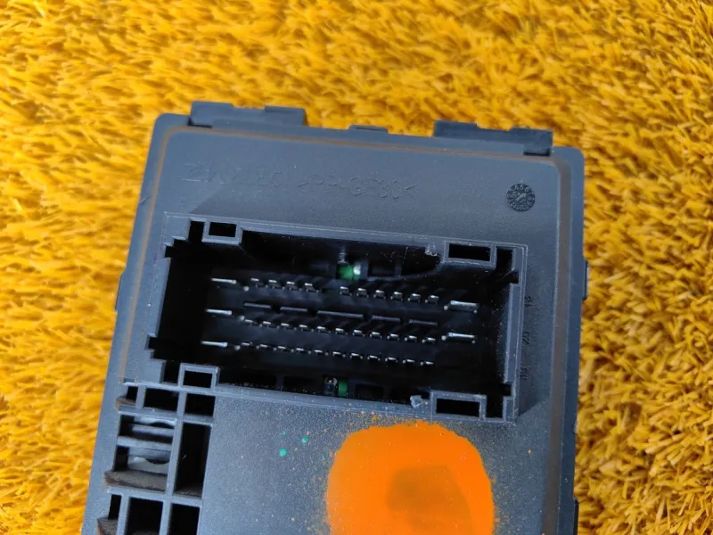 Блок предохранителей салонный