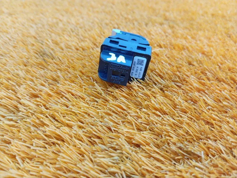 Кнопка стеклоподъемника