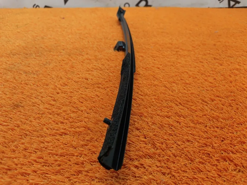 Направляющая стекла двери